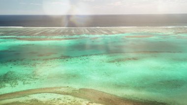 Osprey Körfezi WA 'nın panoramik hava manzarası. Parlak güneş ışığı altında tekne, resif ve manzaralı kıyı şeridi..