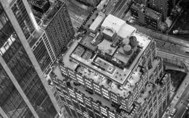 New York 'ta gece vakti gökdelenlerin ve sokakların aydınlatıldığı Manhattan' ın hava manzarası.