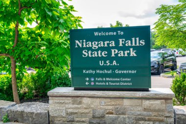 Niagara Şelalesi parkının giriş işareti turistleri ikonik şelalelere ve manzaralı alanlara yönlendiriyor.