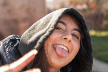 Varşova 'yı ziyaret eden genç bir kızın yakın plan portresi şehir turlarının tadını çıkarıyor..