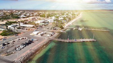 Güneşli bir günde kıyı şeridi ve turkuaz sularıyla Batı Avustralya 'daki Denham kasabasının hava manzarası..