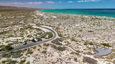 Dünya Savaşı 'ndaki Turkuaz Körfezi' nin resif, dalga ve tropikal manzaralı panoramik hava manzarası..
