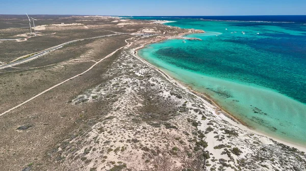 Coral Bay kıyı şeridinin insansız hava görüntüsü temiz mavi suları ve WA 'daki kumlu sahili gösteriyor..