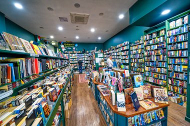 Perth, Avustralya - 12 Eylül 2023: Perth şehir merkezindeki kitaplarla dolu kütüphane.