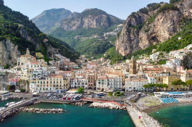 AMALFI, ITALY - 28 Haziran 2021: Amalfi kıyı şeridinin panoramik hava görüntüsü