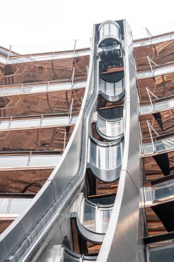 New York City, ABD - 16 Haziran 2025: Hudson Yards 'taki The Vessel' ın dış görünüşü karmaşık bal peteği mimarisini gözler önüne seriyor.