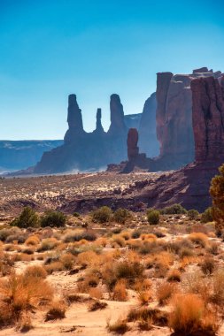 Anıt Vadisi 'nin panoramik manzarasında gün batımında ünlü Üç Kız Kardeş kaya oluşumları yer alıyor.. 