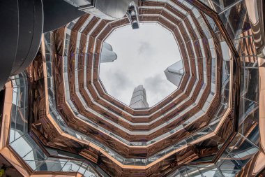 Manhattan gökdelenlerinin şehir manzarası. İç mekandan geometrik desenleri var..