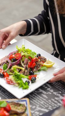 Açık havada bir İtalyan restoranında yemek yerken masada geleneksel yemekler yemek..