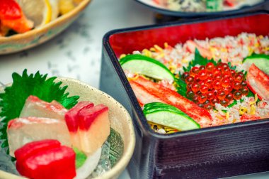 Dotonbori, Osaka 'da suşi yemeği.