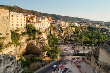 Calabrian kıyısı ve turkuaz deniz boyunca Tropea kasabasının insansız hava aracı görüntüsü..
