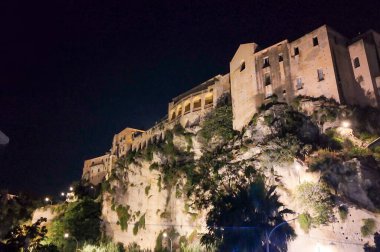 Tropea 'nın tarihi şehir ve sahilinin yaz gökyüzü altındaki gece panoramik hava manzarası.