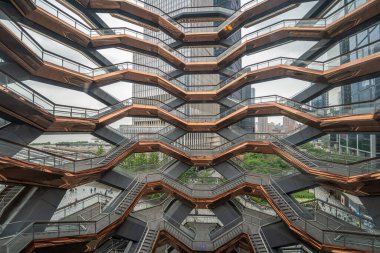 New York City, ABD - 16 Haziran 2025: The Vessel at Hudson Yards 'ın iç görünümü spiral merdivenler ve bal peteği tasarımı sergiliyor.