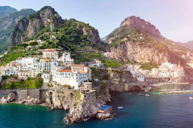 Campania, İtalya 'daki hareketli bir İHA' dan Amalfi kıyı şeridine panoramik hava görüntüsü