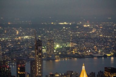 NYC Manhattan 'ın kuşbakışı panoraması şehir ışıklarını ve şehir planlarını vurguluyor. 