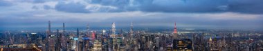 Manhattan 'ın hava panoramik manzarası, gün batımında gökyüzü, altın ışık ve şehrin yansımalarıyla..