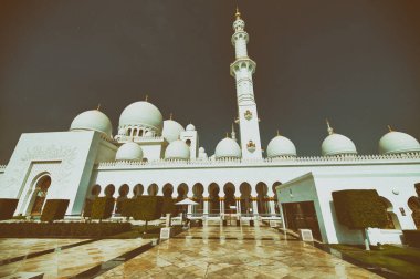 Abu Dabi, Bae - Aralık 2016: Şeyh Zayed Camii'nin güzel bir günde dış görünümü. Bu önemli bir turistik olduğunu.