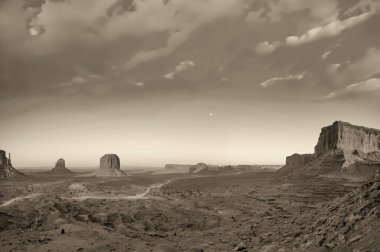 Anıt Vadisi 'nin engin çöl manzarası dramatik kum taşlarıyla sıcak güneş ışığıyla yıkandı..