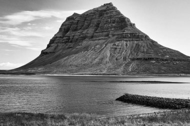 Kirkjufell Dağı harika bir yaz günbatımında, İzlanda.