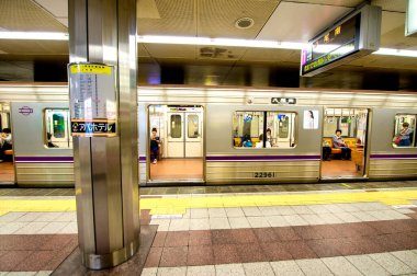 Osaka, Japonya - 26 Mayıs 2016: Tren istasyonunda metro treni.