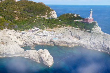 Yaz mevsiminde deniz feneri boyunca Capri kıyı şeridinin inanılmaz hava manzarası.