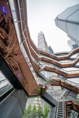 New York City, ABD - 16 Haziran 2025: Hudson Yards 'ta Geometrik desenler ve mimari ayrıntılarla The Vessel' in içini gösteren şehir fotoğrafçılığı.