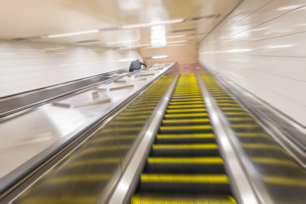 快速移动自动扶梯 — 图库照片