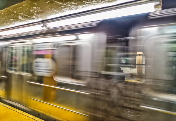 Tren de metro en Nueva York — Foto de Stock