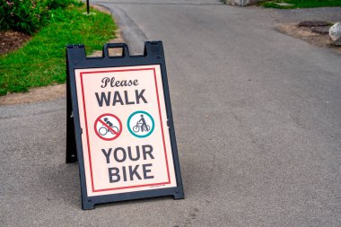 Bisiklet levhalarınızla park ya da şehir geçidinde bisikletçilere yol gösteren manzaralı patika. 