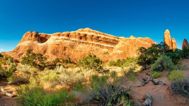 Utah Arches Ulusal Parkı 'ndaki ünlü kumtaşı kemerleri ve çöl manzarası..