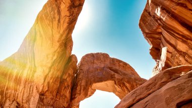 Arches Ulusal Parkı Utah 'ta açık mavi gökyüzü ile muhteşem bir çift kemer oluşumu..