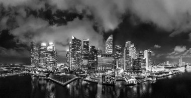 Singapur 'un şehir merkezindeki göz kamaştırıcı gece hava manzarası yansımaları yansıtıyor..