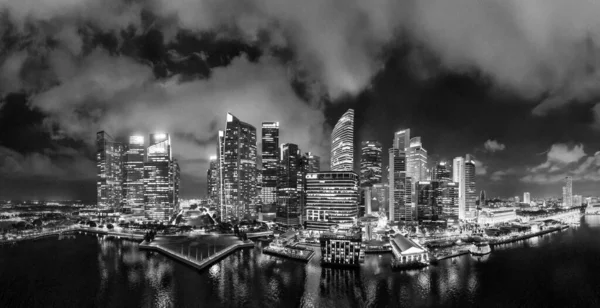 Singapur 'un şehir merkezindeki göz kamaştırıcı gece hava manzarası yansımaları yansıtıyor..