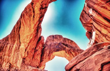 Arches Ulusal Parkı Utah 'ta açık mavi gökyüzü ile muhteşem bir çift kemer oluşumu..