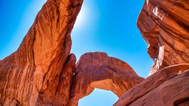 Arches Ulusal Parkı Utah 'ta açık mavi gökyüzü ile muhteşem bir çift kemer oluşumu..