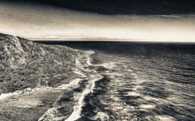 La Digue, Seyşeller 'deki Anse Source D' Argent Sahili. Güneşli bir günde tropikal kıyı şeridinin havadan görünüşü.