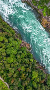 Niagara Şelalesi 'nin manzaralı yaz manzarası yukarıdan yansıyan akıntı ve sislerle dolu..