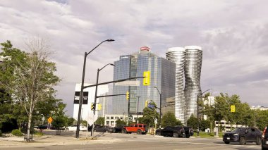 Şehir merkezindeki Mississauga caddeleri ve mimarisi şehir yolları boyunca araba sürerken fotoğraflandı.