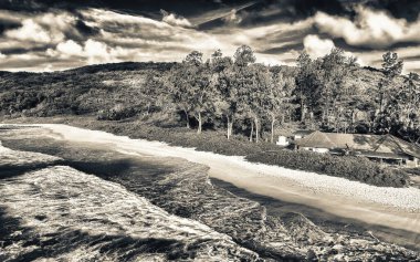 La Digue, Seyşeller 'deki Grand Anse Plajı. Sahil boyunca kırmızı evin havadan görünüşü.