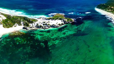 Jurien Körfezi 'ndeki Sandy Cape Reserve' in çarpıcı insansız hava aracı perspektifi dokunulmamış sahil güzelliğini gözler önüne seriyor..