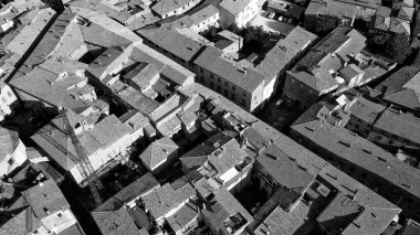 Orvieto, orta İtalya 'nın ortaçağ kasabası. İnsansız hava aracından inanılmaz hava görüntüsü