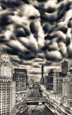 Chicago Nehri boyunca bir yaz gecesinde Chicago 'nun panoramik hava manzarası