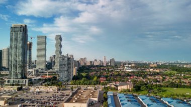 Güzel bir yaz günü, Ontario, Kanada 'da Mississauga' nın gökyüzü manzarası..