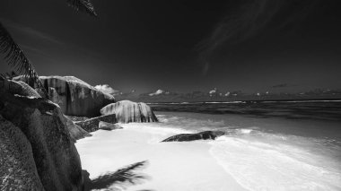 Seyşeller Takımadası 'ndaki La Digue Adası' nın muhteşem manzarası.