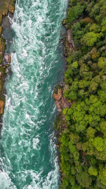 Yazın Niagara Şelalesi 'nin kuş bakışı manzarası doğal güzelliği ve canlı manzarayı gözler önüne seriyor.. 