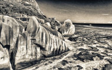 La Digue, Seyşeller 'deki Anse Source D' Argent Sahili. Güneşli bir günde tropikal kıyı şeridinin havadan görünüşü.