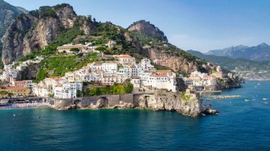 Campania, İtalya 'daki hareketli bir İHA' dan Amalfi kıyı şeridine panoramik hava görüntüsü