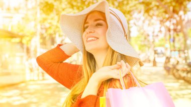 Mutlu kadın yaz giyen ın saman city şapka ziyaret.