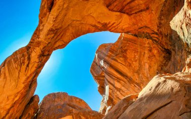 Utah Arches Ulusal Parkı 'nda parlak yaz güneşi altında çift kemerli kaya oluşumu..