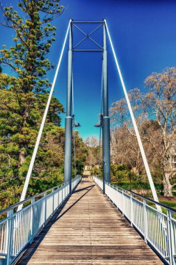 Perth 'deki Trafalgar Köprüsü ve Victoria Bahçeleri.